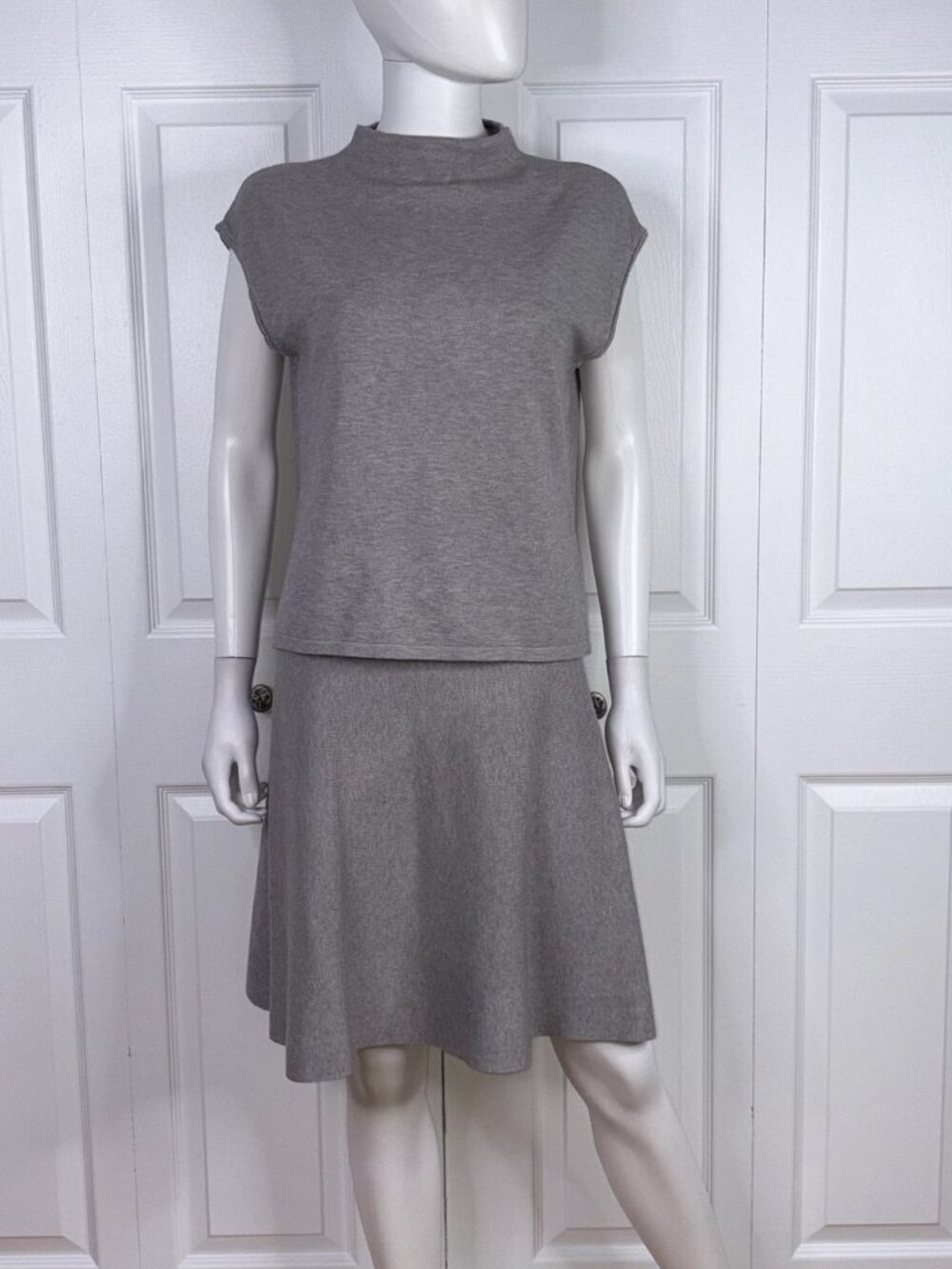 SIONI women's knit skirt and sweater set size Medium LIKE NEW
